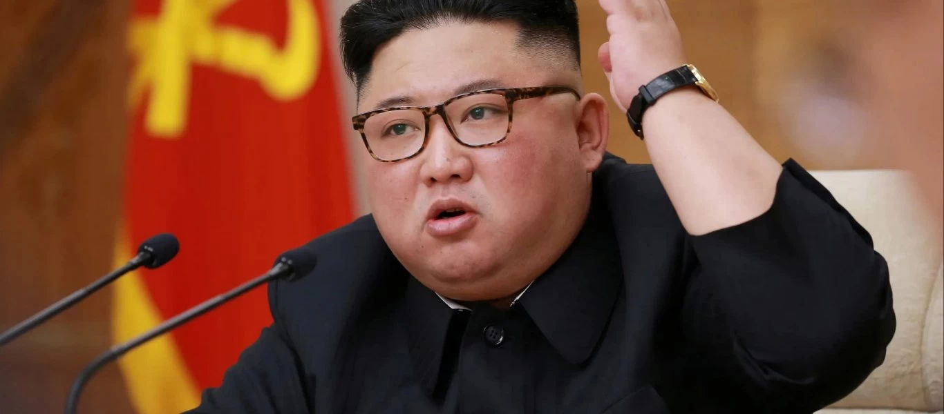 Κιμ Γιονγκ Ουν: Νέα εμφάνιση του - Με τσιγάρο στο χέρι επιθεωρεί φάρμα με κοτόπουλα (φώτο)